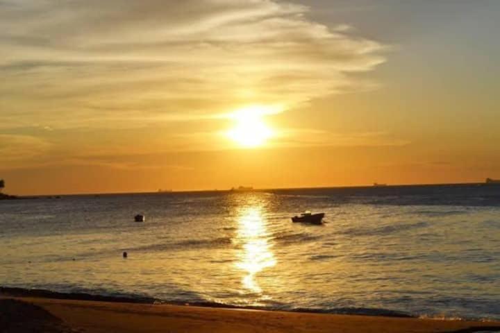 Suite Pe Na Areia- Espaco Independente Na Praia Do Curral Com Localizacao Privilegiada - Simplicidade E Comodidade Com O Por Do Sol Mais Lindo De Ilhabela - Melhor Custo Beneficio Para Ate 4 Pessoas , Na Av Jose Pacheco Do Nascimento Nº 7682 Luaran gambar